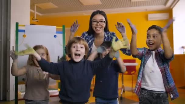 Diverse kinderen tonen handen beschilderd met verf — Stockvideo