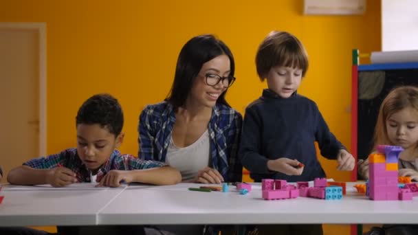 Lehrerin arbeitet mit Kindern in Vorschulklasse — Stockvideo