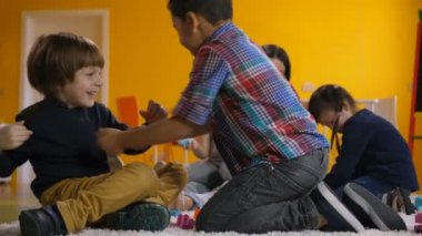 Kaygısız okul öncesi çocuklar rahatlatıcı oyun odası