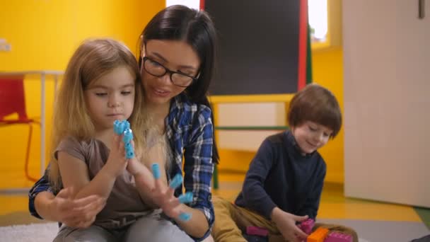 Guru TK dan gadis bersenang-senang dengan mainan — Stok Video