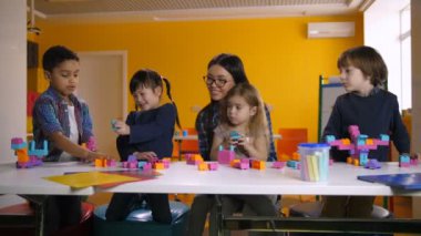 Farklı çocuklar gelişimsel oyuncaklar ile oynama