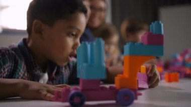 Sınıf Oluşturucu ile oynayan çok ırklı çocuklar