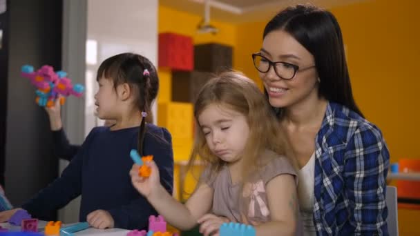 Despreocupado Diversas Crianças Multirraciais Com Professor Pré Escolar Divertindo Brincando — Vídeo de Stock