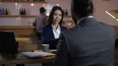 Heyecanlı kadın Gayrimenkul Emlak