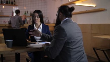 İç mimar Blueprint istemci ile tartışıyor