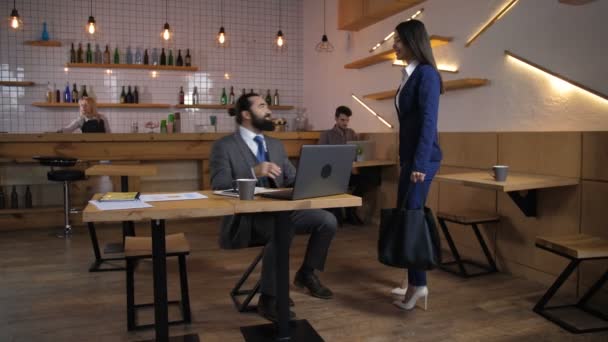 Деловые партнеры на неформальной встрече в кафе — стоковое видео
