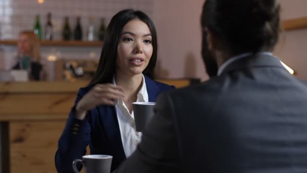 Compañeros de negocios hablando durante el descanso del café — Vídeos de Stock