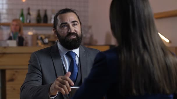 Smiling candidato a emprego masculino durante uma entrevista de emprego — Vídeo de Stock