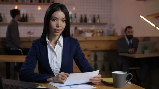 Fiduciosa donna d'affari di razza mista in pausa caffè — Video Stock