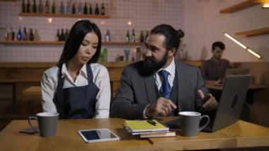 Sıkı Yöneticisi reprimanding çalışan Café