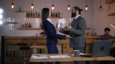 Toplantı sırasında kucaklayan iş arkadaşları