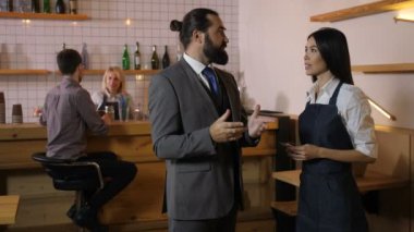 Yeni tasarım istemciye açıklayan iç mekan tasarımcısı