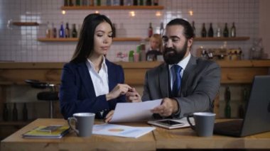 Mutlu istemci Emlak sözleşmenin koşulları imzalama