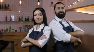 Çeşitli kafe sahipleri katlanmış ellerle gülümseyen