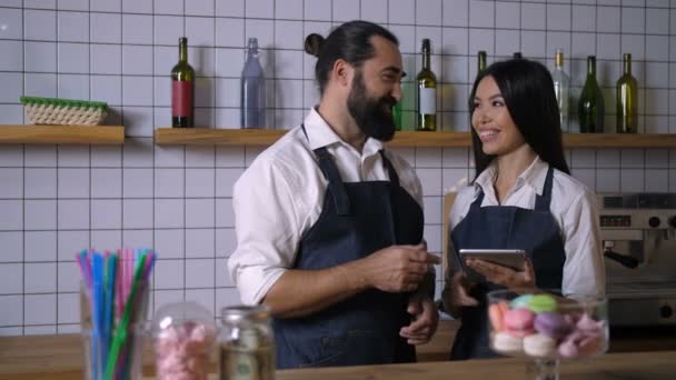Щасливі власники кафе працюють разом на планшетному ПК — стокове відео