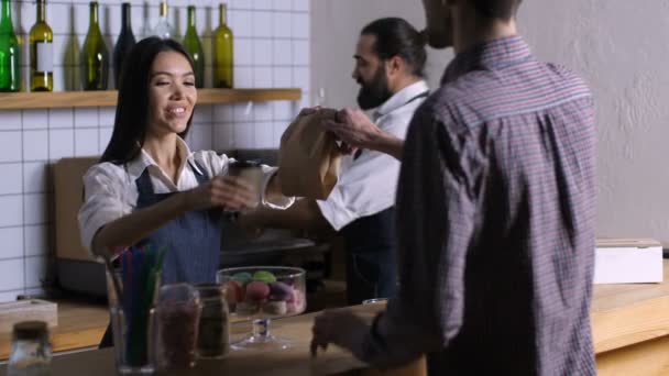 Positiver Barista, der dem Kunden einen vollständigen Auftrag erteilt — Stockvideo