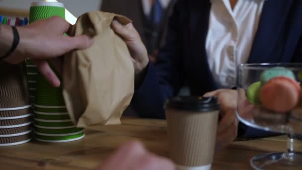 Manos de barista sirviendo clientes en la cafetería — Vídeo de stock