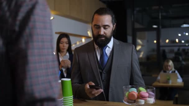 Mobiltelefon használata a kávézóban közben megrendelés üzletember