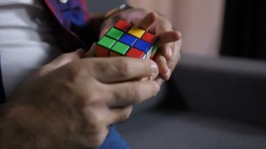 Çocuk ve babası bulmaca küp çözme