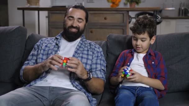 Engrossi père et fils résolution puzzle cubique — Video