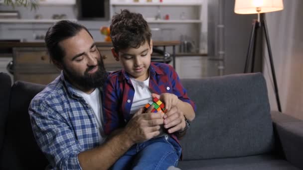 Liefdevolle vader zoon op te lossen puzzel kubus onderwijs — Stockvideo