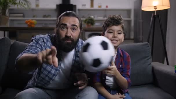 Família assistindo futebol na tv regozijando-se no gol — Vídeo de Stock