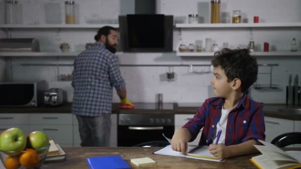Meşgul tek baba oğluna ödevinde yardım — Stok video