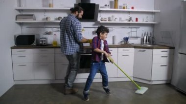Mutlu aile birlikte evi temizlemek dans