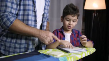 Pozitif oğul ve baba birlikte evde öğrenme