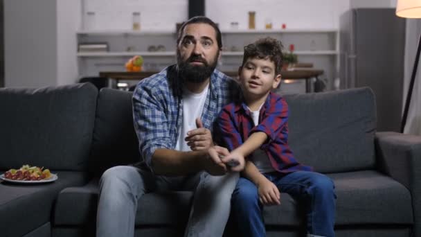 Guapo Barbudo Estancia Casa Padre Hijo Preadolescente Viendo Televisión Cambiar — Vídeo de stock