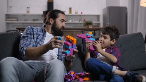 Pai e filho despreocupados brincando com blocos de construção — Vídeo de Stock