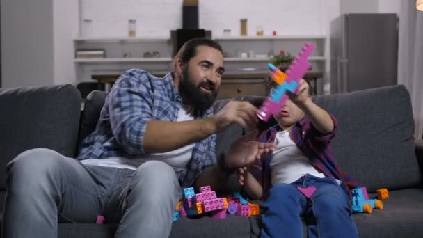 Podekscytowany, Tata i dziecko, kolorowe zabawki gry — Wideo stockowe