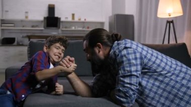 Baba ve oğul bilek güreşi Yarışması sırasında