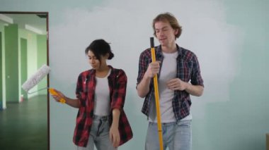 Sevgi dolu çift tadilatı sırasında eğlenmek Anasayfa