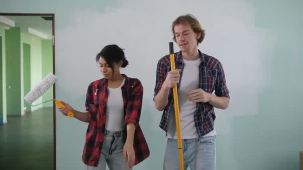 Любимая пара веселится во время ремонта дома — стоковое видео