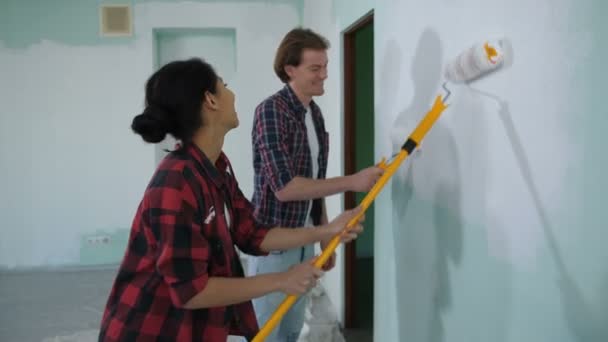 Familie schilderij interieur wand met verf rollers — Stockvideo