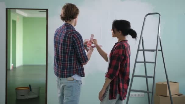 Renovation diy couple choosing paint colors — Stock Video