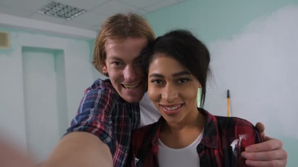 Homeowers ευτυχισμένο ζευγάρι κάνει selfie στο καινούργιο σπίτι — Αρχείο Βίντεο
