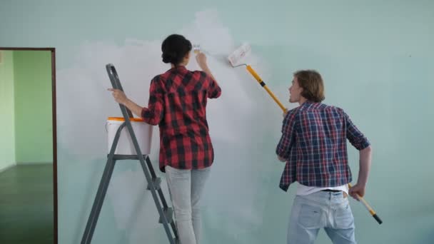 Positieve DIY paar doen reparatie in nieuw huis — Stockvideo