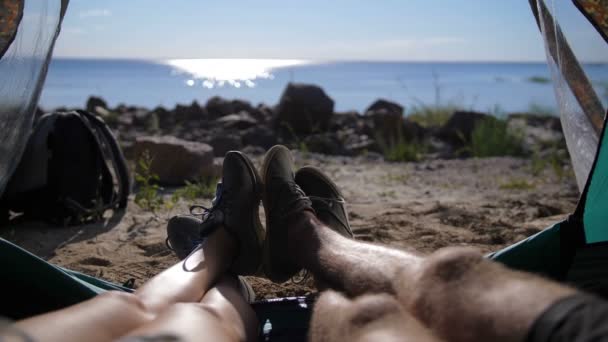 Couple joignant les pieds dans la tente pendant le camping — Video