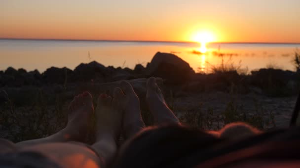 Pieds nus de couple se touchant au lever du soleil — Video