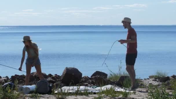 Timelapse av par inställningen upp tältet vid havsstranden — Stockvideo