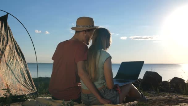 Couple parlant en ligne pendant le voyage de camping — Video