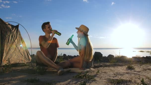 Casal torcendo e bebendo cerveja durante o acampamento — Vídeo de Stock