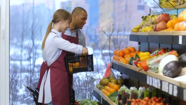 Asistentes de tienda organizando frutas en el supermercado — Vídeo de stock