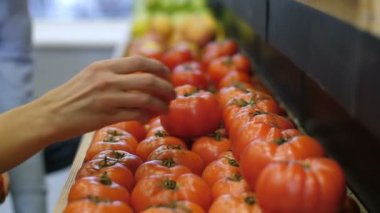 İnsan gıda raflarda sipariş ripe domates eller