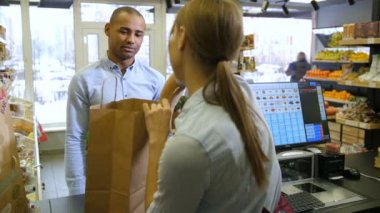 Adam bakkal organik ürün satın alma