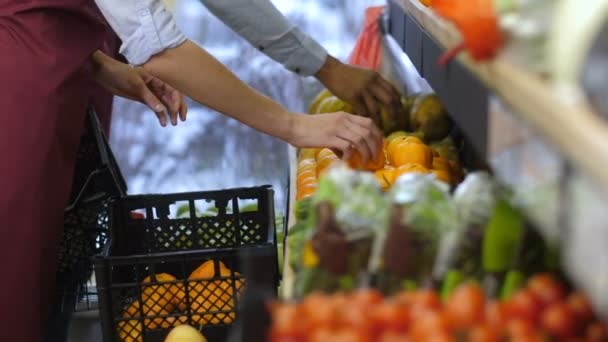 Trabajadores de comestibles organizando frutas en estantes de tiendas — Vídeos de Stock