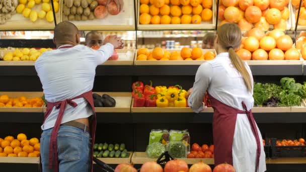 Småföretagare att arrangera matvaror på store — Stockvideo