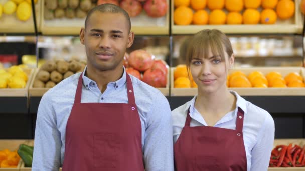 Alegre diversos comerciantes en la tienda de comestibles — Vídeos de Stock